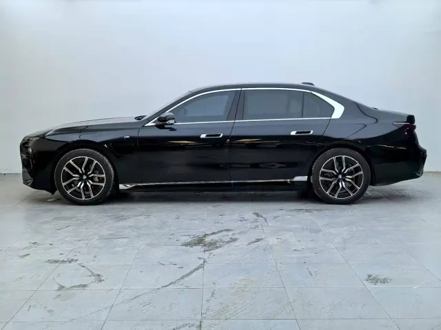BMW i7 — Фото автомобиля 3