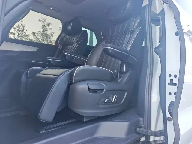 Roewe iMAX8 — Фото автомобиля 17