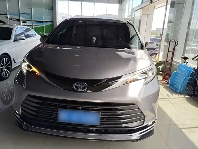Toyota Sienna — Фото автомобиля 2