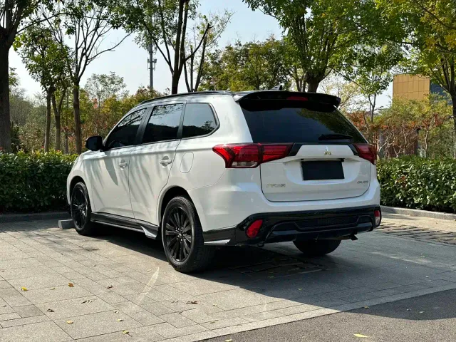 Mitsubishi Outlander — Фото автомобиля 6