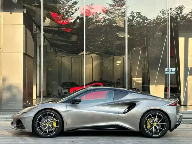 Lotus Emira — Фото автомобиля 2