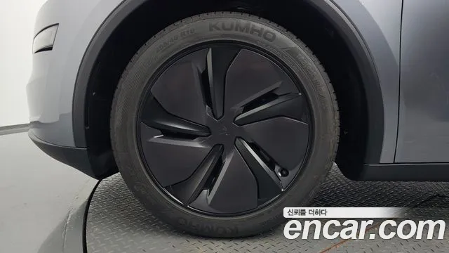 Tesla Model Y — Фото автомобиля 5