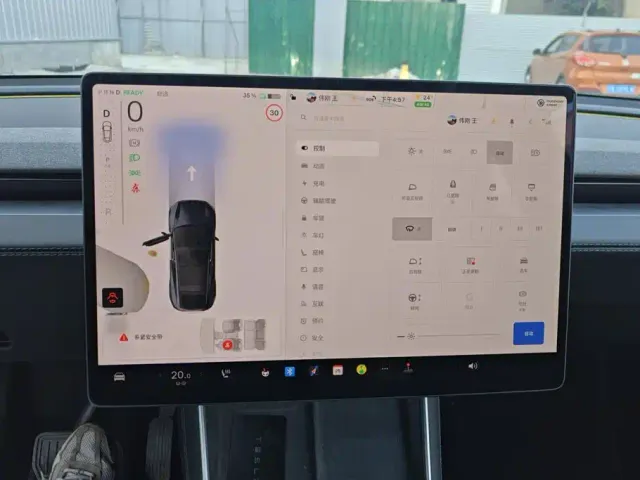Tesla Model Y — Фото автомобиля 14