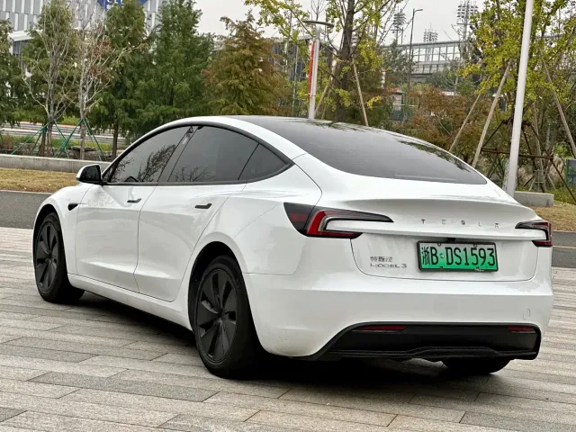 Tesla Model 3 — Фото автомобиля 4