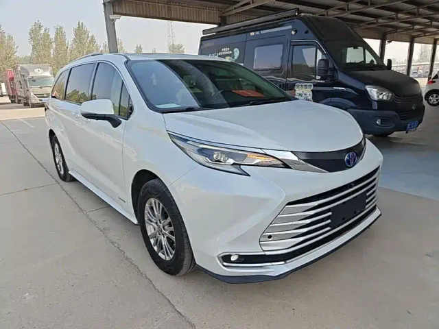 Toyota Sienna — Фото автомобиля 3