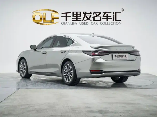 Lexus ES — Фото автомобиля 8