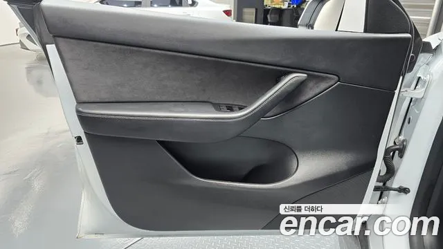 Tesla Model Y — Фото автомобиля 19
