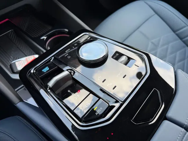BMW i5 — Фото автомобиля 11