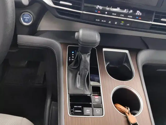 Toyota Sienna — Фото автомобиля 16