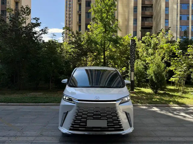 Lexus LM — Фото автомобиля 3