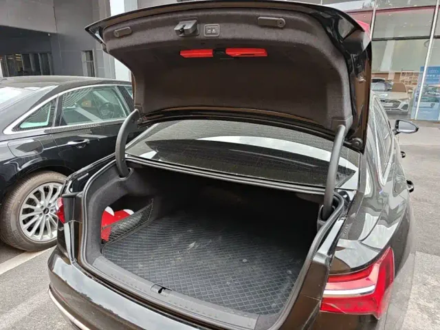 Audi A6L — Фото автомобиля 18
