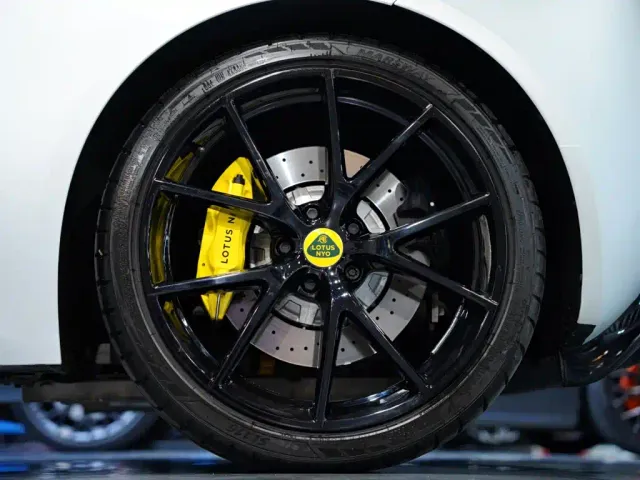 Lotus Emira — Фото автомобиля 6