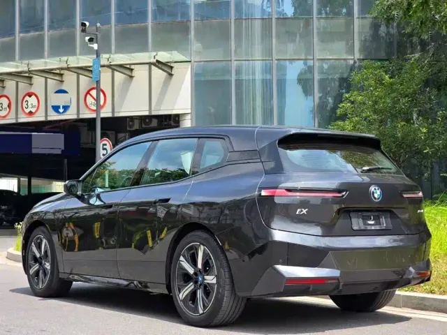 BMW iX — Фото автомобиля 3