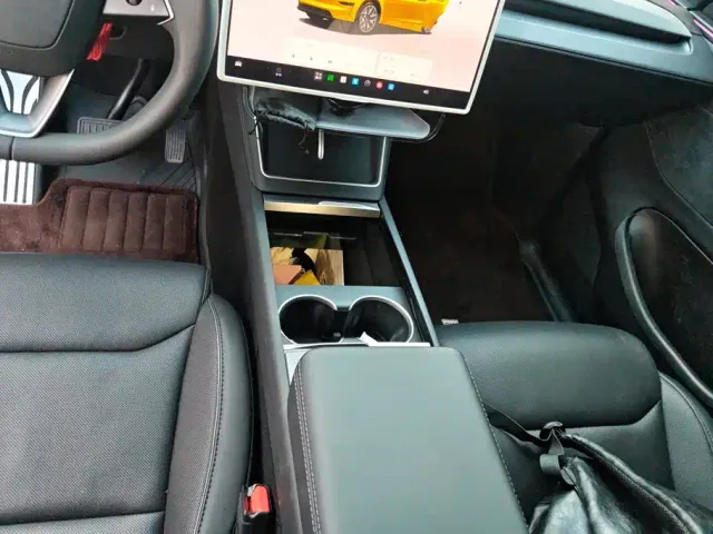 Tesla Model Y L — Фото автомобиля 16