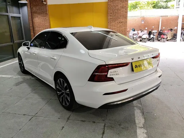 Volvo S60 — Фото автомобиля 3