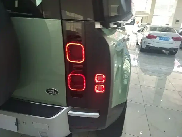 Land Rover Defender — Фото автомобиля 7