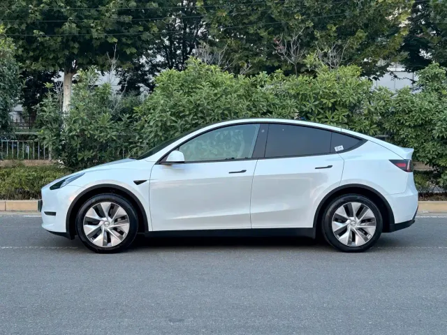 Tesla Model Y — Фото автомобиля 12