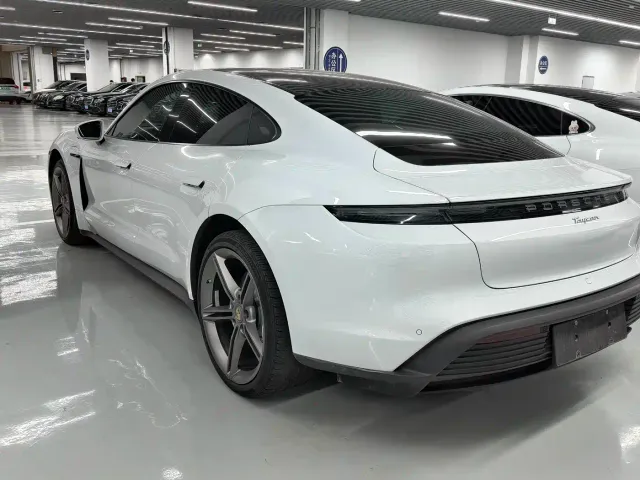 Porsche Taycan — Фото автомобиля 14
