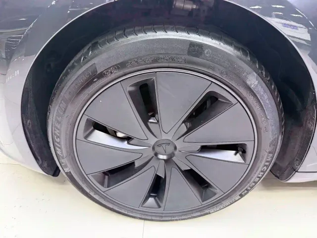 Tesla Model 3 — Фото автомобиля 19