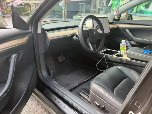 Tesla Model 3 — Фото автомобиля 2