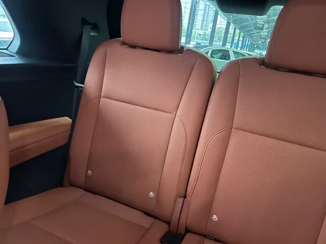Li Auto L8 — Фото автомобиля 24
