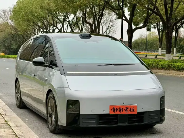 Li Auto MEGA — Фото автомобиля 5