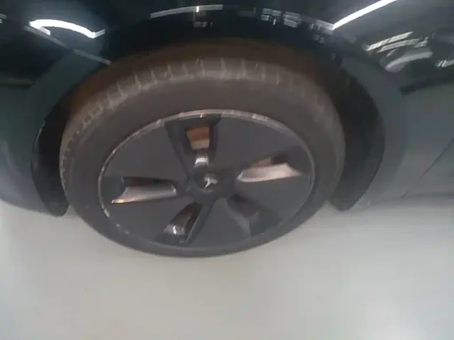 Tesla Model 3 — Фото автомобиля 22