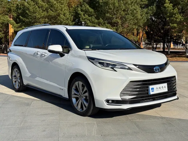 Toyota Sienna — Фото автомобиля 3