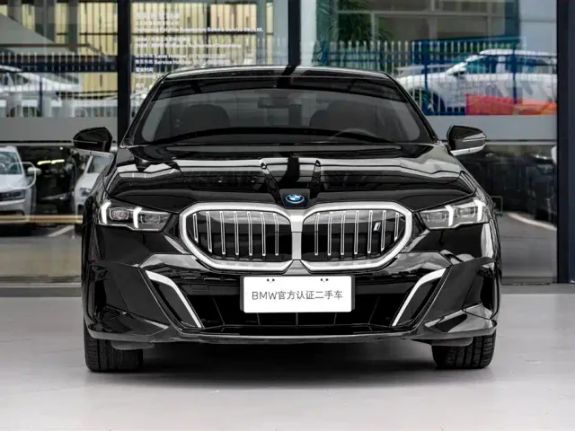 BMW i5 — Фото автомобиля 2