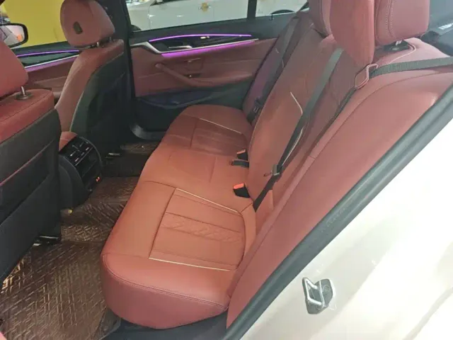 BMW 5 Series — Фото автомобиля 16