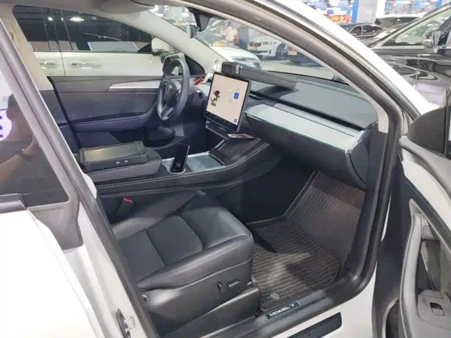 Tesla Model Y — Фото автомобиля 19