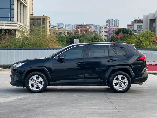 Toyota RAV4 — Фото автомобиля 3
