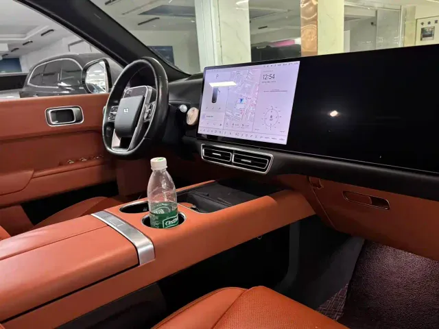 Li Auto L8 — Фото автомобиля 5