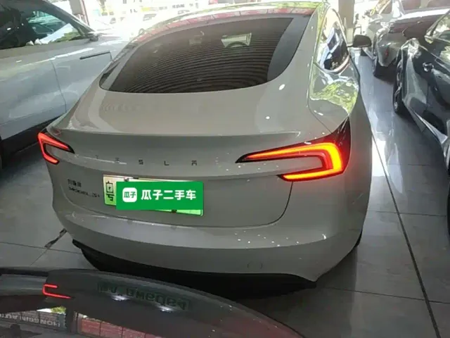 Tesla Model 3 — Фото автомобиля 5