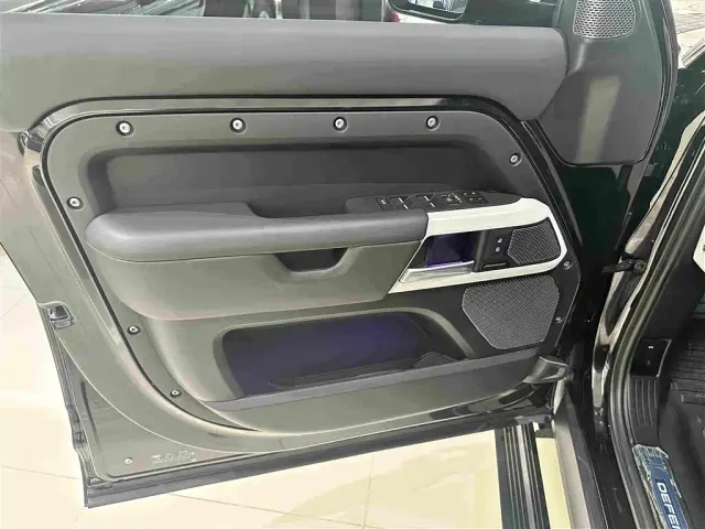 Land Rover Defender — Фото автомобиля 5