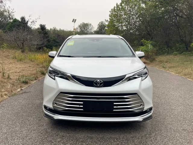 Toyota Sienna — Фото автомобиля 2