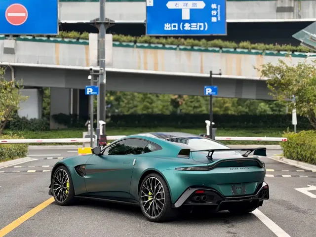 Aston Martin V8 Vantage — Фото автомобиля 7