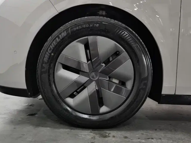 Li Auto MEGA — Фото автомобиля 17