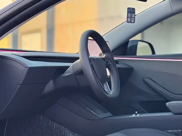 Tesla Model 3 — Фото автомобиля 4