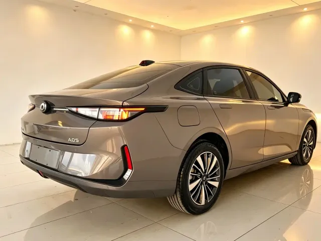 Changan Qiyuan A05 — Фото автомобиля 4