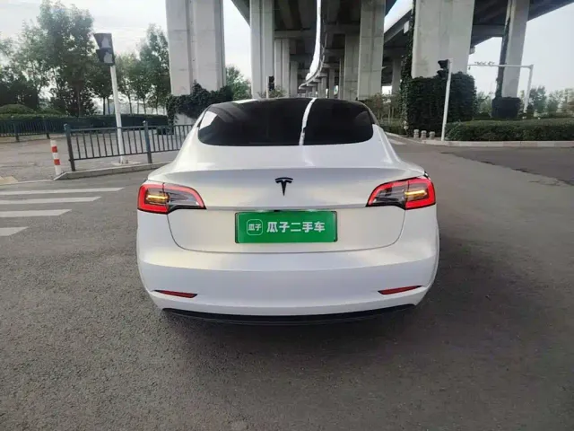 Tesla Model 3 — Фото автомобиля 5