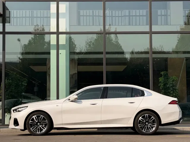 BMW 5 Series — Фото автомобиля 2