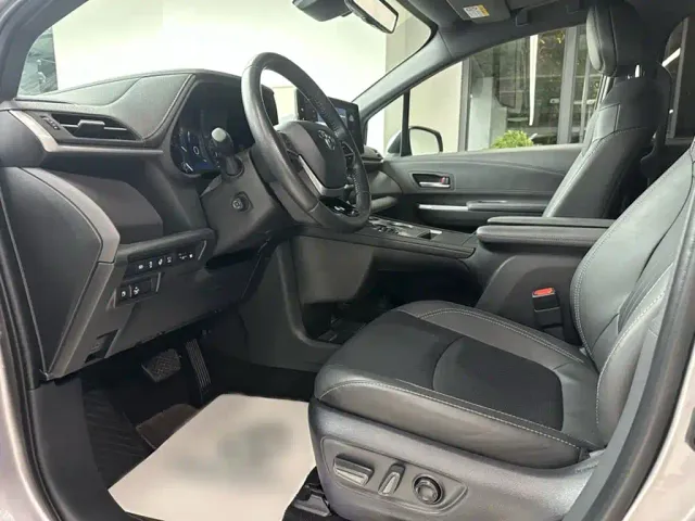 Toyota Sienna — Фото автомобиля 17