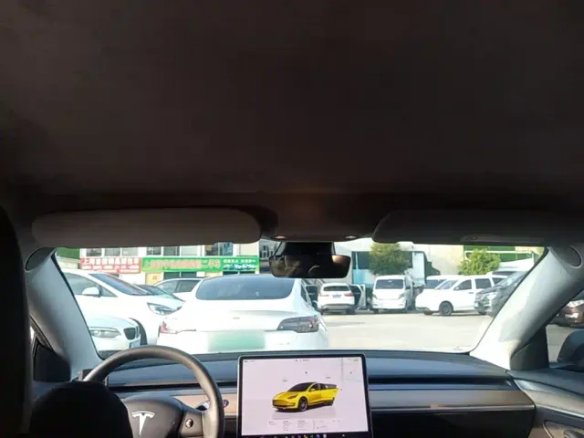 Tesla Model 3 — Фото автомобиля 17