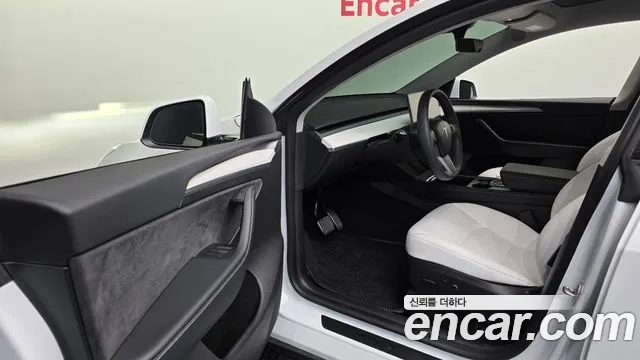 Tesla Model Y — Фото автомобиля 14
