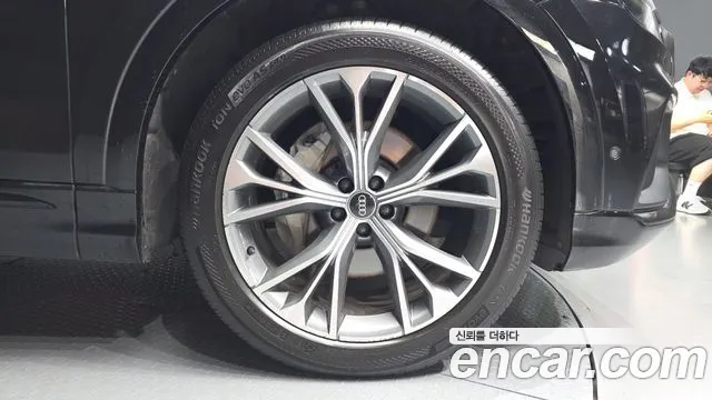 Audi Q8 55 TFSI quattro Premium — Фото автомобиля 21