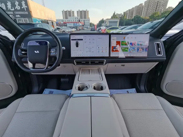 Li Auto L8 — Фото автомобиля 10