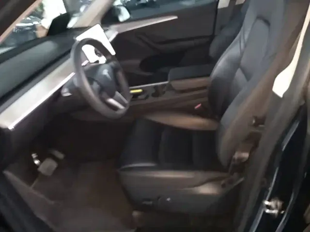Tesla Model Y — Фото автомобиля 14
