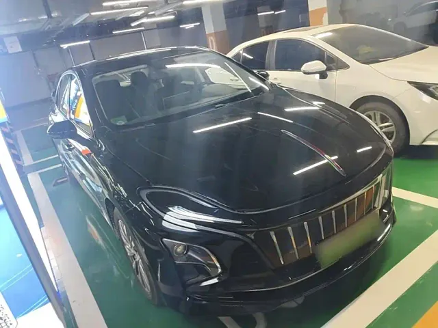 Hongqi E-QM5 — Фото автомобиля 3