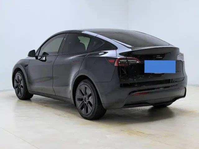 Tesla Model Y — Фото автомобиля 13